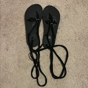 Stylish Black Strappy Beach Sandals. size 7/8